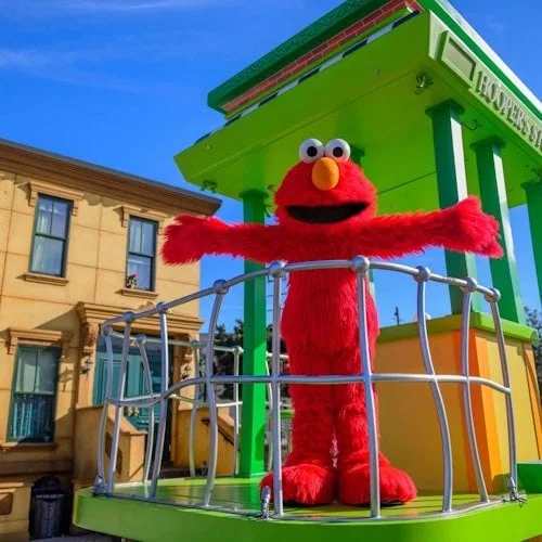 Elmo greeting visitors from a colourful balcony at SeaWorld